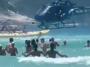 [Vídeo]  PM deixa fuzil cair de helicóptero e banhista devolve arma em Cabo Frio