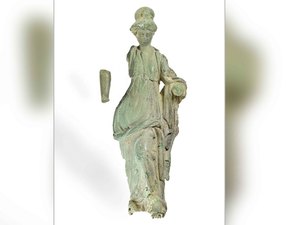Estátua romana antiga é descoberta em embalagem de margarina na Inglaterra