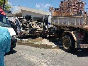 (Vídeo) Acidente entre viatura e caçamba deixa PMs feridos