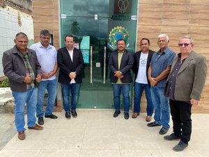 [Vídeo] Presidente da Câmara de Major Izidoro fecha as portas do prédio para evitar sessão extraordinária