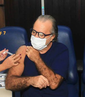 Tony Ramos recebe a 2ª dose da vacina contra a covid-19