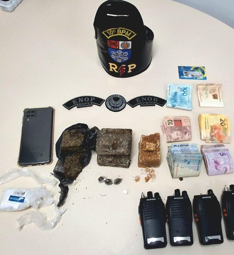 PM apreende duas armas e quase meio quilo de drogas no Agreste de Alagoas