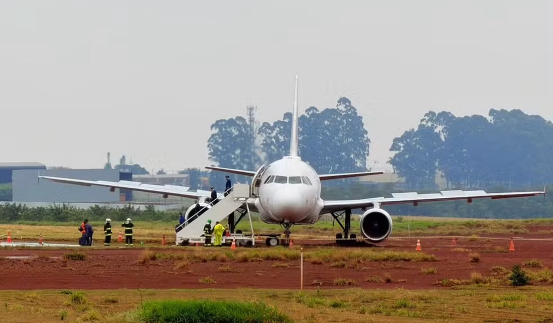 Avião com 151 pessoas a bordo sai da pista durante pouso e fica atolado na lama