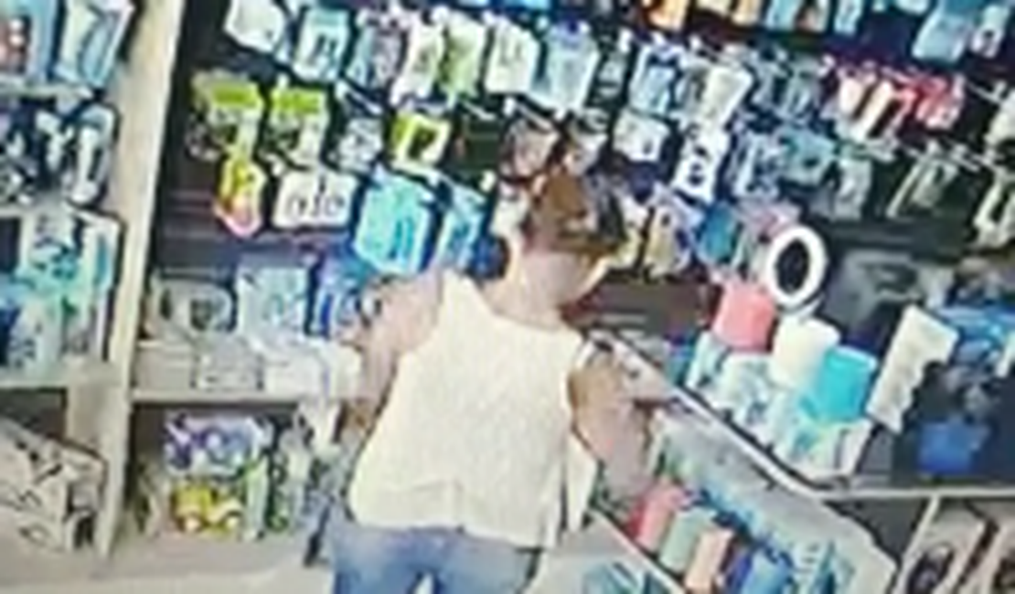 [Vídeo] Mulher furta três caixas de som de loja em Arapiraca