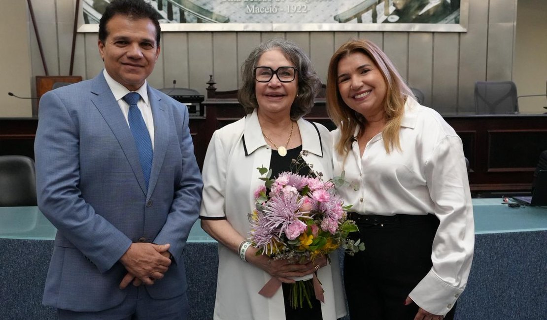 Filantropa Mara Menezes recebe Comenda Tavares Bastos em sessão solene na Assembleia Legislativa