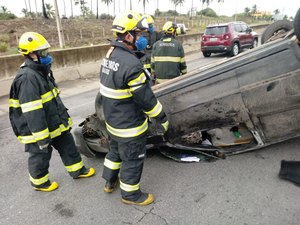 Capotamento deixa três feridos na AL-101 Sul, em Marechal Deodoro