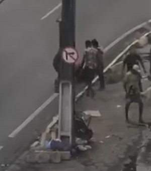 Mulher trans é espancada por grupo na Avenida da Paz, em Maceió