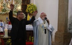 Maestro Marcelo Moura e o bispo Dom Antônio Muniz durante a missa