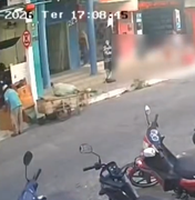 Casal é flagrado furtando capacete em plena luz do dia no Centro de Arapiraca