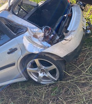 Condutor perde controle do carro e sofre acidente na AL-105 em Porto Calvo