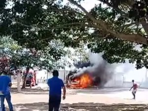 Ambulância pega fogo próximo da Ufal em Arapiraca