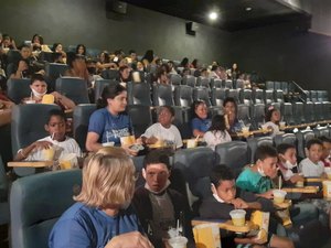 Crianças vão ao cinema pela primeira vez em Maceió e se encantam com a sétima arte