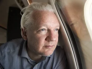 'Julian não estará seguro até pousar na Austrália', diz esposa de Assange