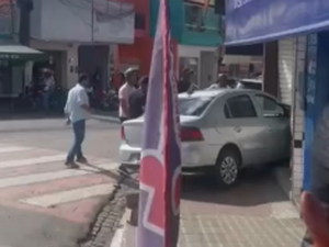 Carro desgovernado invade estabelecimento comercial em Palmeira dos Índios