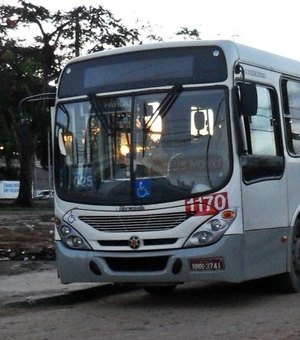 Bandidos tentam incendiar ônibus no Benedito Bentes; moradores abortam ação