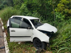 Acidente entre carro e carreta deixa uma pessoa ferida em Rio Largo
