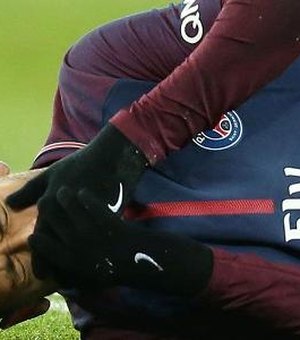Neymar chega ao Brasil para realização de cirurgia no pé
