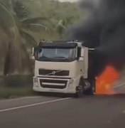 Carreta é destruída por incêndio em rodovia no litoral sul de Alagoas