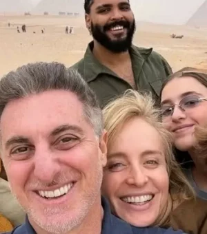 Angélica e Luciano Huck exploram o Egito com os filhos e amigos