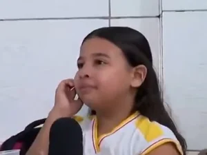 Menina de 9 anos chora ao falar sobre Dia das Mães ao vivo e viraliza