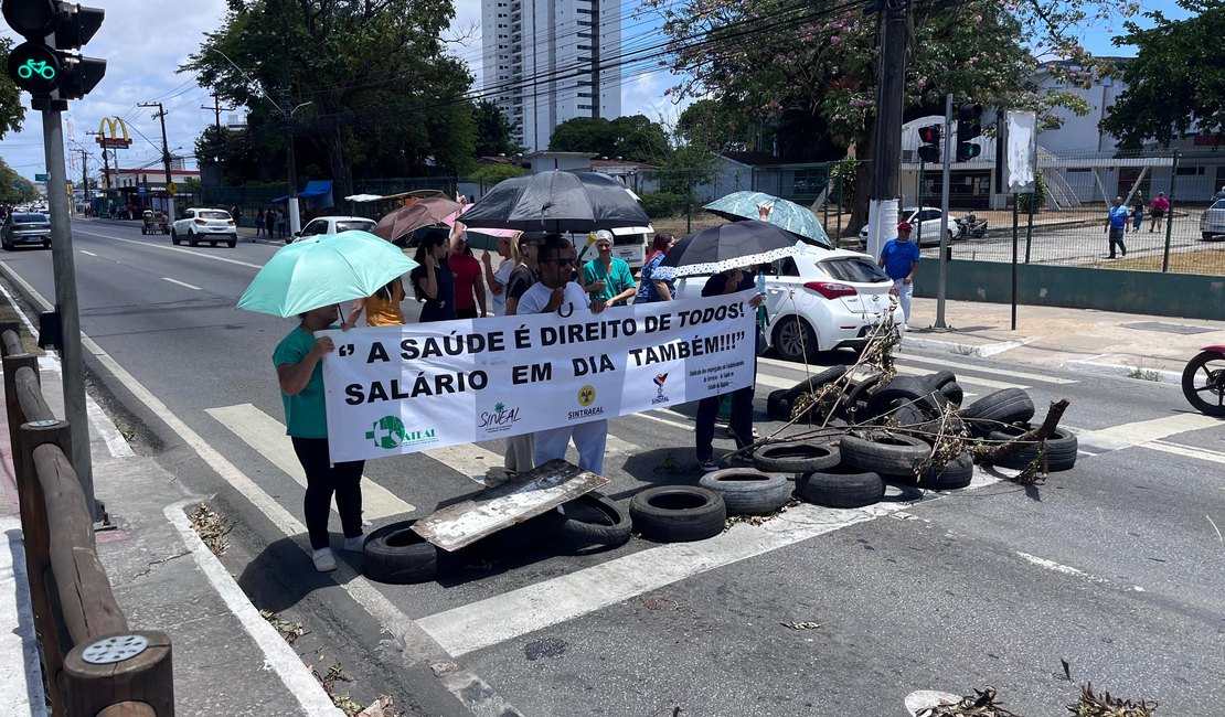 Em greve, trabalhadores do Veredas voltam a bloquear parte da Av. Fernandes Lima