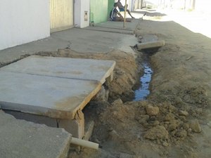 Moradores reclamam de obras inacabadas