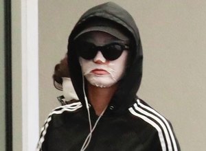 Katy Perry usa máscara de beleza para não ser reconhecida nas ruas
