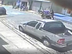 PC divulga vídeo de feminicídio no Jacintinho; suspeito continua foragido