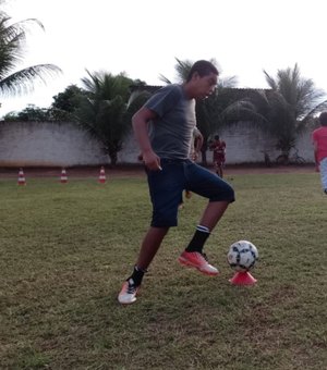 [Vídeo] Projeto Bom de Bola leva os ensinamentos do futebol para crianças do Capim em Arapiraca