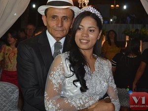 Stefhany Absoluta chega a casamento de jumento