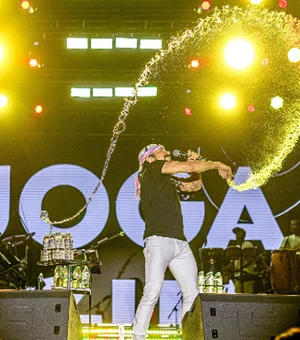 Bell Marques interrompe show em Palmeira dos Índios para comprar produtos de ambulante idosa