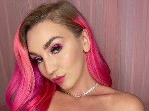 Atriz pornô 'brinca' que fez sexo com CEO do Instagram e é banida da rede