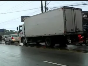 Casal morre em grave acidente entre moto e caminhão na Avenida Menino Marcelo, em Maceió