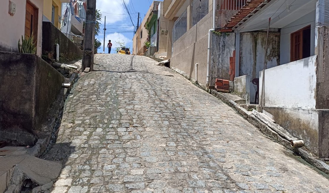 Cano quebrado deixa rua escorregadia e causa perigo em Porto Calvo