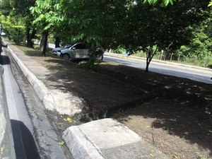 Motorista perde o controle da direção e invade canteiro central na Av. Fernandes Lima