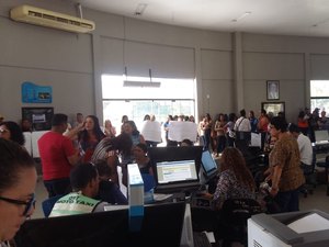 [Vídeo] Agentes de Saúde fazem protesto dentro da prefeitura de Arapiraca