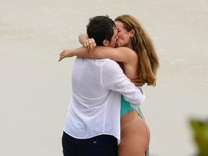 Paolla Oliveira vira alvo de críticas após ser flagrada com biquíni fio dental 