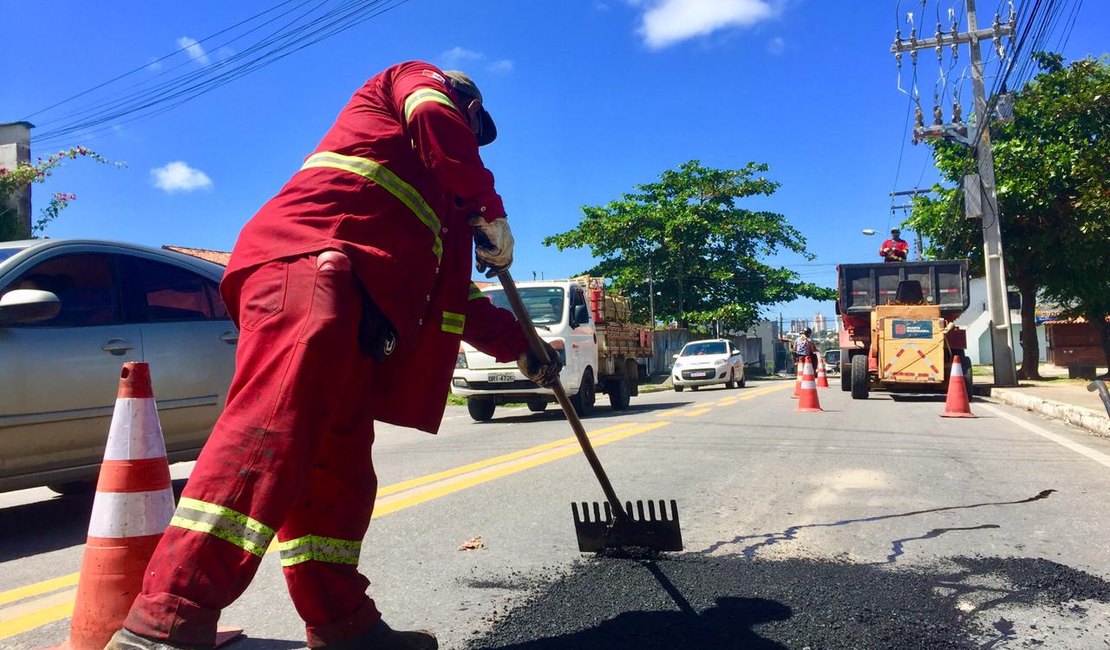 Durante período chuvoso, prefeitura realiza operação tapa-buraco em mais de 20 bairros