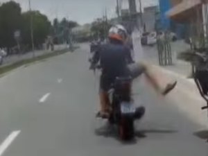 Homem ameaça agente de fiscalização de trânsito após ser flagrado pilotando moto com chinelos em Maceió