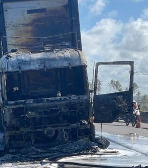 Incêndio atinge carreta e provoca fumaça intensa na BR-349, em Marechal Deodoro