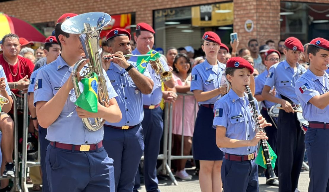 Arapiraca recebe desfile cívico-militar em alusão ao feriado de 7 de Setembro