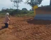 Idosa se ajoelha para tentar impedir máquina de entrar em fazenda para obra de duplicação da GO-330