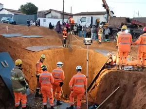 Garoto morre após passar mais de 17 horas preso em um buraco