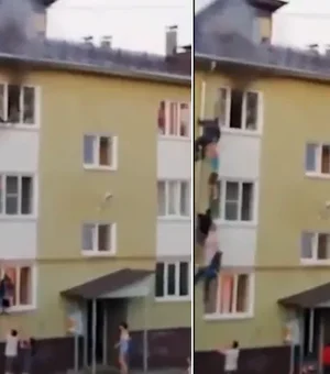 Russos escalam prédio e salvam 3 crianças de incêndio com 'cordão humano'