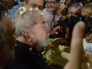 Em Salvador, Lula é recebido com banho de pipoca e carona de metrô