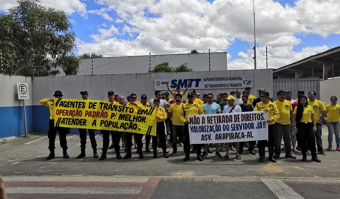 [Vídeo] Agentes da SMTT deflagram operação padrão em Arapiraca
