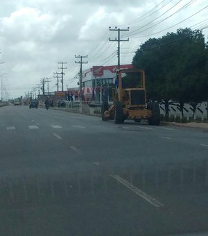 Pneu se desprende de motoniveladora em rodovia estadual de Arapiraca