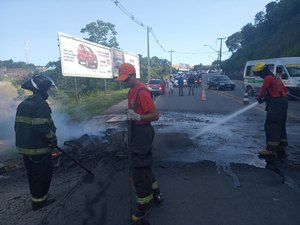 Novo protesto fecha avenida Leste-Oeste em Maceió 
