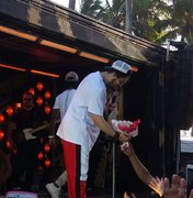 Luan Santana faz show surpresa na orla de Maceió