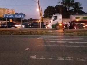 Motociclista colide com carro na AL-220, em Arapiraca